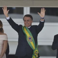 Presidente Jair Bolsonaro a faixa presidencial.