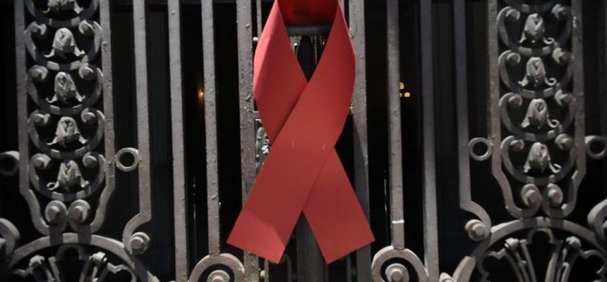 O Grupo Pela Vida, ONG que acolhe e orienta pessoas soropositivas, faz manifestação nas escadarias da Câmara Municipal do Rio, pelo Dia Mundial Contra a Aids (Tânia Rêgo/Agência Brasil)
