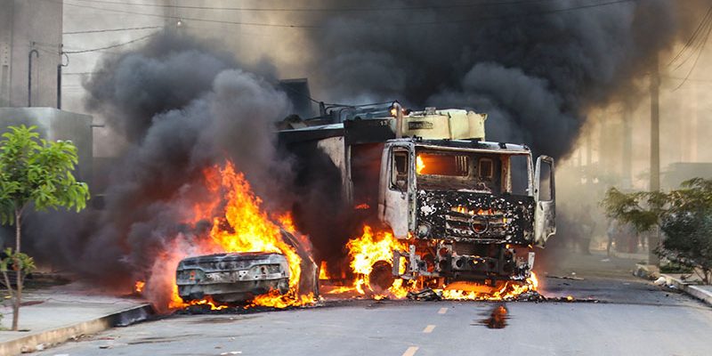 FORTALEZA, CE, BRASIL,  03-01-2019: Camião da Ecofor e veículo particular foram incendiados em comunidade do Conjunto Palmeiras. (Foto: Alex Gomes/O Povo)