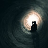 suicidio-menina-dentro-do-tunel-escuro