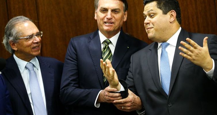 O ministro da Economia, Paulo Guedes, e o presidente Jair Bolsonaro, durante entrega do Plano mais Brasil – Transformação do Estado ao presidente do Congresso Nacional, Davi Alcolumbre