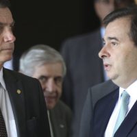 O presidente eleito, Jair Bolsonaro, acompanha o presidente da Câmara dos Deputados, Rodrigo Maia até o carro no CCBB.