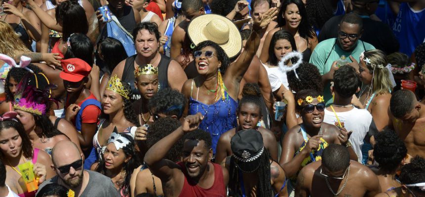 Monobloco arrasta multidão pelo centro do Rio.
