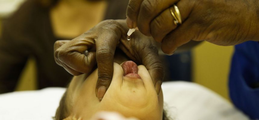 Crianças com idade entre 1 ano e menores de 5 são vacinadas no posto de saúde Heitor Beltrão, na Tijuca, zona norte do Rio, para receber a dose contra a pólio e contra o sarampo.