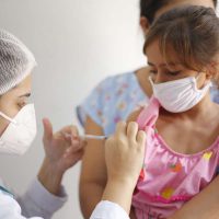 20125_vacina-criancas-casa-acolhimento-sps_ts6261-1200x800