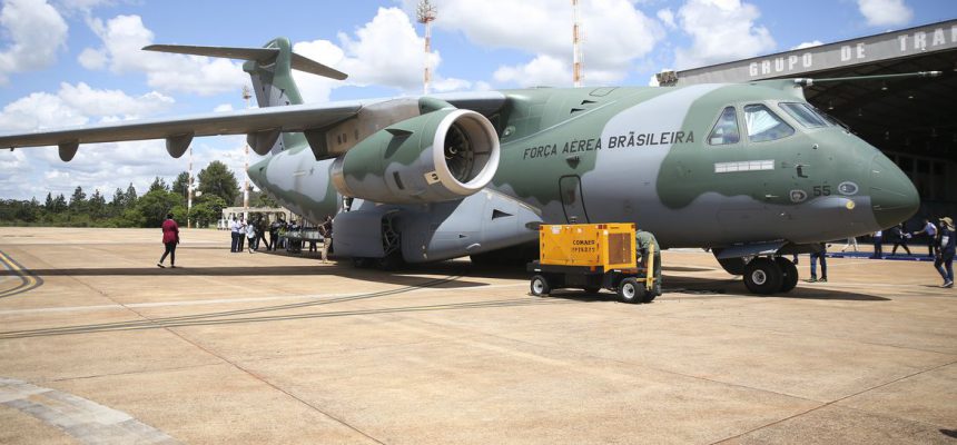 O Governo Federal envia, nesta segunda-feira (7), de Brasília a Varsóvia, na Polônia, aeronave KC-390 Millennium da Força Aérea Brasileira para cumprir missão de resgate dos brasileiros que deixaram a Ucrânia