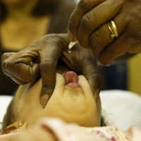 Crianças com idade entre 1 ano e menores de 5 são vacinadas no posto de saúde Heitor Beltrão, na Tijuca, zona norte do Rio, para receber a dose contra a pólio e contra o sarampo.