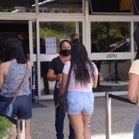 Estudantes chegam para o segundo dia do Exame Nacional do Ensino Médio (Enem) 2020, na Universidade Estadual do Rio de Janeiro(UERJ).