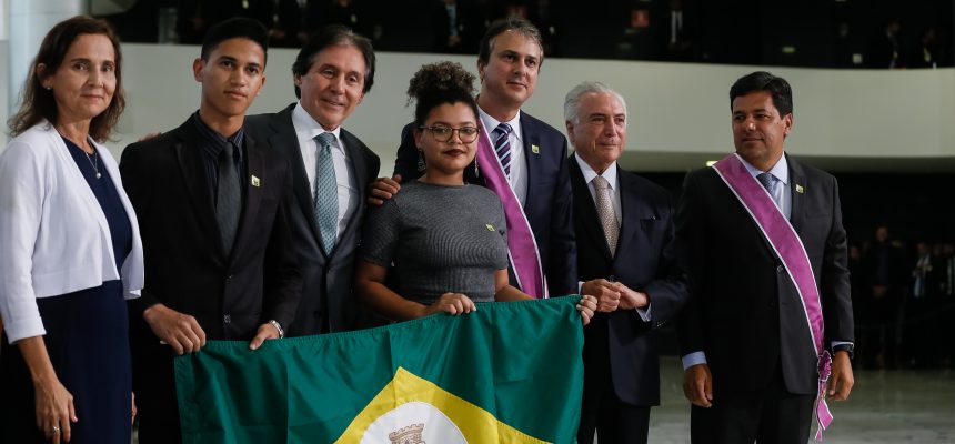 (Brasília - DF, 07/03/2018) Presidente da República, Michel Temer, durante entrega da insígnia da ordem nacional do mérito educativo no grau Cavaleiro, in memoriam, à Professora Heley de Abreu Silva Batista ao senhor Luiz Carlos Batista, viúvo da professora Heley, e Marconey Abreu Silva, irmão. 
Foto: Beto Barata/PR