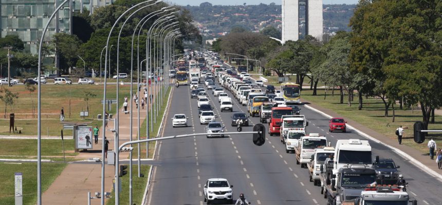 Caminhoneiros fazem protesto contra a alta no preço dos combustíveis na Esplanada dos Ministérios.Antonio Cruz/Agência Brasil