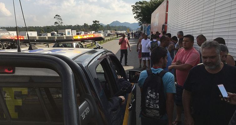 Caminhoneiros protestam na Rodovia Presidente Dutra (Cristina Indio do Brasil/Arquivo Agência Brasil)