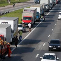 Paralisação dos caminhoneiros na Rodovia Presidente Dutra, no Rio de Janeiro.