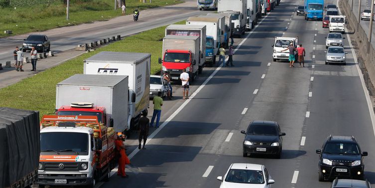 Paralisação dos caminhoneiros na Rodovia Presidente Dutra, no Rio de Janeiro.