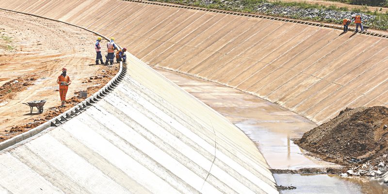 31 de maio de 2016. Reportagem Dossie Seca. Na foto Obras da transposicao do Rio Sao Francisco em Cabrobo, Pernanbuco.
 - Reportagem Especial - 27ci0302  -  FABIANE DE PAULA