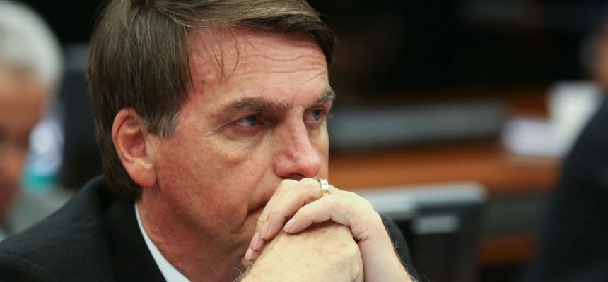 Brasília - O pai do deputado, Jair Bolsonaro durante o Conselho de Ética da Câmara  que arquivou duas representaçõescontra o deputado Eduardo Bolsonaro por quebra do decoro (Fabio Rodrigues Pozzebom/ Agencia Brasil)