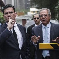 BRA01. RÍO DE JANEIRO (BRASIL), 01/11/2018.- El juez Sergio Moro (i), responsable por la operación Lava Jato en primera instancia, es visto junto al futuro ministro de la Hacienda de Brasil, Paulo Guedes (d), en Río de Janeiro (Brasil) hoy, jueves 1 de noviembre de 2018, antes de reunirse con el presidente electo, Jair Bolsonaro. Moro afirmó hoy que Brasil necesita implantar una "agenda anticorrupción" y aceptó la invitación del presidente electo, Jair Bolsonaro, para ser ministro de Justicia del Gobierno que asumirá el ultraderechista el próximo 1 de enero. EFE/Antonio Lacerda