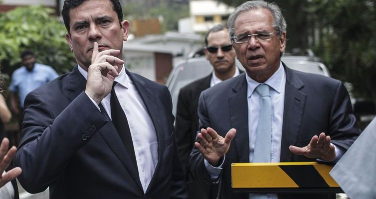 BRA01. RÍO DE JANEIRO (BRASIL), 01/11/2018.- El juez Sergio Moro (i), responsable por la operación Lava Jato en primera instancia, es visto junto al futuro ministro de la Hacienda de Brasil, Paulo Guedes (d), en Río de Janeiro (Brasil) hoy, jueves 1 de noviembre de 2018, antes de reunirse con el presidente electo, Jair Bolsonaro. Moro afirmó hoy que Brasil necesita implantar una "agenda anticorrupción" y aceptó la invitación del presidente electo, Jair Bolsonaro, para ser ministro de Justicia del Gobierno que asumirá el ultraderechista el próximo 1 de enero. EFE/Antonio Lacerda