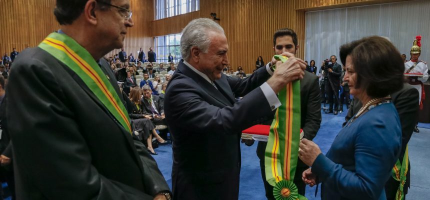 (Brasília - DF, 28/11/2018) Presidente da República, Michel Temer durante aposição da Medalha da Ordem do Mérito do Trabalho Getúlio Vargas no Grau Grã-Cruz à Procuradora Geral da República, Raquel Dodge.

Foto: Cesar Itiberê/PR