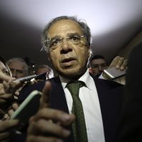 O futuro ministro da Economia, Paulo Guedes, fala à imprensa após reunião com a Comissão Mista de Orçamento, na Câmara dos Deputados.