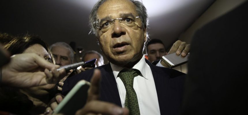 O futuro ministro da Economia, Paulo Guedes, fala à imprensa após reunião com a Comissão Mista de Orçamento, na Câmara dos Deputados.