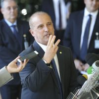 O ministro extraordinário do governo de transição do presidente eleito Jair Bolsonaro, Onyx Lorenzoni, fala à imprensa no Centro Cultural Banco do Brasil (CCBB), em Brasília.