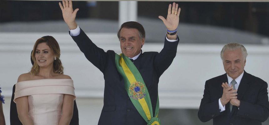 Presidente Jair Bolsonaro a faixa presidencial.