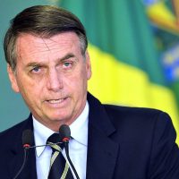 O presidente Jair Bolsonaro durante cerimônia de assinatura do decreto que flexibiliza a posse de armas no país.