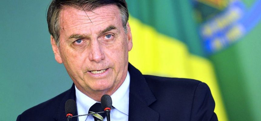 O presidente Jair Bolsonaro durante cerimônia de assinatura do decreto que flexibiliza a posse de armas no país.