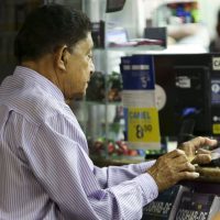 Idosos na região central de Brasília.