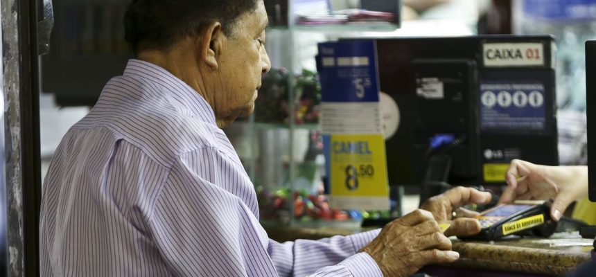 Idosos na região central de Brasília.