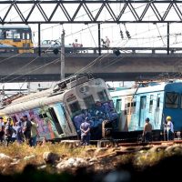 BRA/Rio de Janeiro - RJ - 25/04/2008 - Um trem sem passageiros descarrilou, por volta das 9h18, prximo a Estao Central do Brasil atingindo um trem de passageiros, que tinha como destino  Estao de Japeri. Nove pessoas ficaram feridas e a circulao de trens chegou a ser interditada. - Foto: Bruno Gonzalez/AGIF