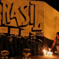 Uma mulher acende velas enquanto presta homenagem às vítimas do tiroteio na escola Raul Brasil em Suzano, São Paulo, Brasil 13 de março de 2019. REUTERS / Amanda Perobelli