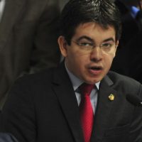 CCJ do Senado se reúne, às 9h, para discutir e votar o parecer sobre qual das duas CPIs propostas para investigar a Petrobras deve ser instalada na Casa. E/D: Senador Randolfe Rodrigues (Antonio Cruz/Agência Brasil)