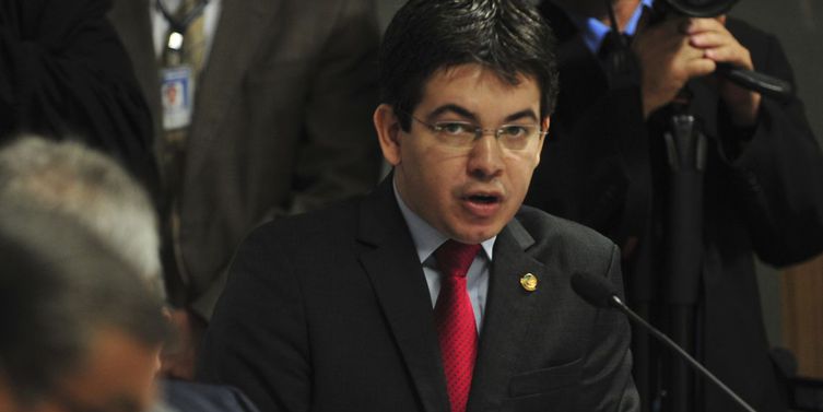CCJ do Senado se reúne, às 9h, para discutir e votar o parecer sobre qual das duas CPIs propostas para investigar a Petrobras deve ser instalada na Casa. E/D: Senador Randolfe Rodrigues (Antonio Cruz/Agência Brasil)