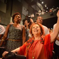 Rio de Janeiro - A cantora Beth Carvalho participa do ato Brasil pela Democracia, no Teatro Casa Grande, contra o processo de impeachment da presidenta Dilma Rousseff (Fernando Frazão/Agência Brasil)