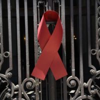 O Grupo Pela Vida, ONG que acolhe e orienta pessoas soropositivas, faz manifestação nas escadarias da Câmara Municipal do Rio, pelo Dia Mundial Contra a Aids (Tânia Rêgo/Agência Brasil)