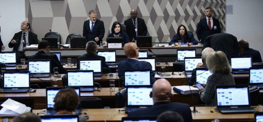 Comissão de Constituição, Justiça e Cidadania (CCJ) realiza reunião com 33 itens. Entre eles, a PEC 1/2019, que trata do voto aberto na eleição das mesas do Congresso.nnMesa:npresidente da CCJ, senadora Simone Tebet (MDB-MS);nautora da Proposta de Emenda à Constituição n° 1, de 2019, senadora Rose de Freitas (Podemos-ES).nnFoto: Pedro França/Agência Senado