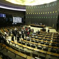 O plenário da Câmara dos Deputados aprovou o Projeto de Lei 6433/13, que permite ao delegado de polícia adotar medidas de urgência para proteger mulheres vítimas de agressão.