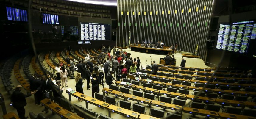 O plenário da Câmara dos Deputados aprovou o Projeto de Lei 6433/13, que permite ao delegado de polícia adotar medidas de urgência para proteger mulheres vítimas de agressão.