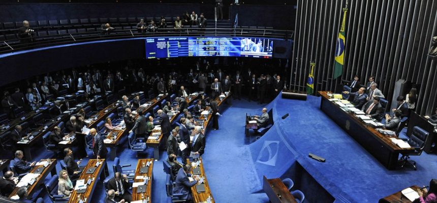 Plenário do Senado Federal durante sessão deliberativa ordinária. nnÀ mesa:nsenador Eduardo Gomes (MDB-TO); npresidente do Senado Federal, senador Davi Alcolumbre (DEM-AP); nsenador Roberto Rocha (PSDB-MA); nsenador Veneziano Vital do Rêgo (PSB-PB).nnFoto: Roque de Sá/Agência Senado