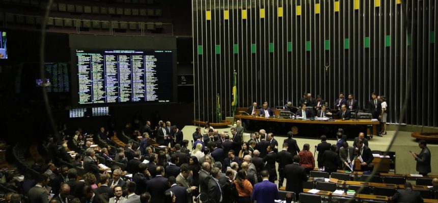 O Plenário da Câmara dos Deputads, começa a votar os destaques da Medida Provisória 881/19, que estabelece garantias para a atividade econômica de livre mercado, impõe restrições ao poder regulatório do Estado, cria direitos de liberdade econômica e regula a atuação do Fisco federal.