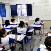 Recife – Alunos da Escola Municipal Abílio Gomes, na capital pernambucana, usam livros didáticos que podem ser proibidos pela Câmara de Vereadores (Sumaia Vilela / Agência Brasil)