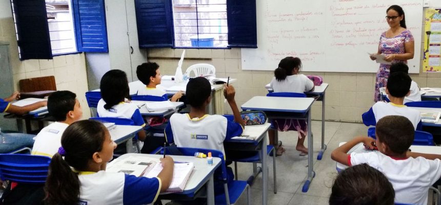 Recife – Alunos da Escola Municipal Abílio Gomes, na capital pernambucana, usam livros didáticos que podem ser proibidos pela Câmara de Vereadores (Sumaia Vilela / Agência Brasil)