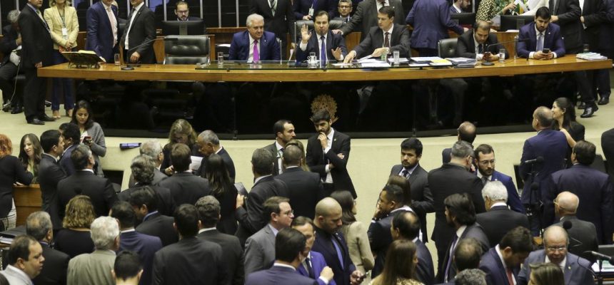 O Plenário da Câmara dos Deputados aprovou a quebra do prazo de cinco sessões entre as votações em primeiro turno e em segundo turno para que a PEC da reforma da Previdência (6/19) possa ser votada ainda hoje.