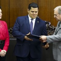 A presidente da CCJ, senadora Simone Tebet, o presidente do Senado, Davi Alcolumbre, e o senador Tasso Jereissati durante entrega do relatório da reforma da Previdência.