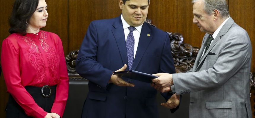 A presidente da CCJ, senadora Simone Tebet, o presidente do Senado, Davi Alcolumbre, e o senador Tasso Jereissati durante entrega do relatório da reforma da Previdência.