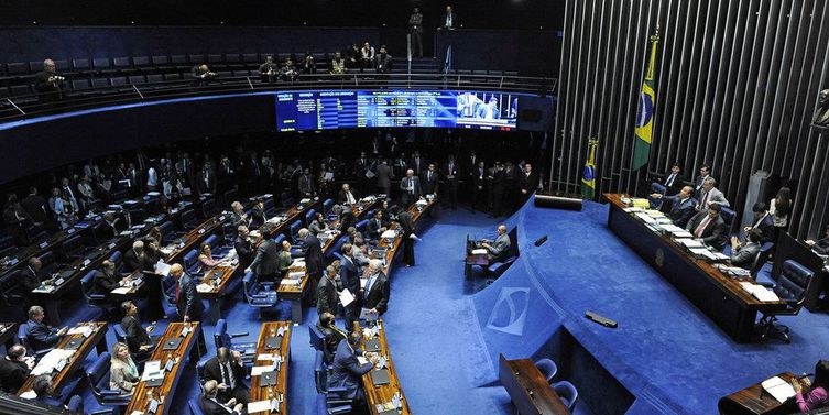 Plenário do Senado Federal durante sessão deliberativa ordinária. nnÀ mesa:nsenador Eduardo Gomes (MDB-TO); npresidente do Senado Federal, senador Davi Alcolumbre (DEM-AP); nsenador Roberto Rocha (PSDB-MA); nsenador Veneziano Vital do Rêgo (PSB-PB).nnFoto: Roque de Sá/Agência Senado