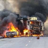 FORTALEZA, CE, BRASIL,  03-01-2019: Camião da Ecofor e veículo particular foram incendiados em comunidade do Conjunto Palmeiras. (Foto: Alex Gomes/O Povo)