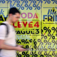 São Paulo - Movimento no comércio da rua Teodoro Sampaio, em Pinheiros, durante o Black Friday (Rovena Rosa/Agência Brasil)