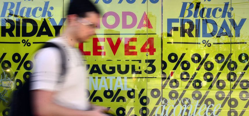 São Paulo - Movimento no comércio da rua Teodoro Sampaio, em Pinheiros, durante o Black Friday (Rovena Rosa/Agência Brasil)